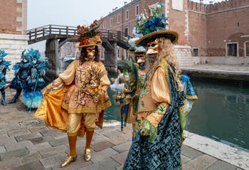 Die Kostümierten des venezianischen Karnevals vor dem Arsenale von Venedig.