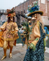 Die Kostümierten des venezianischen Karnevals vor dem Arsenale von Venedig.