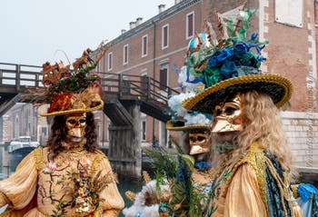 Die Kostümierten des venezianischen Karnevals vor dem Arsenale von Venedig.