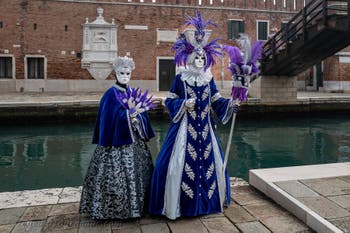 Die Kostümierten des venezianischen Karnevals vor dem Arsenale von Venedig.