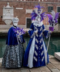 Die Kostümierten des venezianischen Karnevals vor dem Arsenale von Venedig.