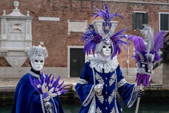 Die Kostümierten des venezianischen Karnevals vor dem Arsenale von Venedig.