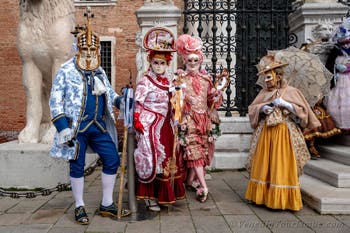 Die Kostümierten des venezianischen Karnevals vor dem Arsenale von Venedig.