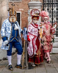 Die Kostümierten des venezianischen Karnevals vor dem Arsenale von Venedig.