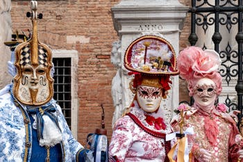 Die Kostümierten des venezianischen Karnevals vor dem Arsenal von Venedig.