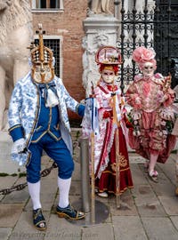 Die Kostümierten des venezianischen Karnevals vor dem Arsenale von Venedig.