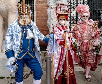 Die Kostümierten des venezianischen Karnevals vor dem Arsenale von Venedig.