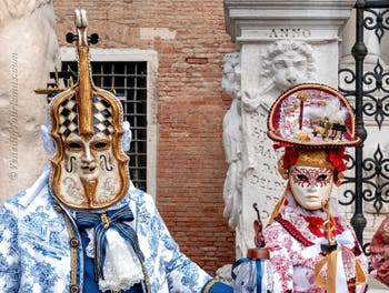 Die Kostümierten des venezianischen Karnevals vor dem Arsenale von Venedig.