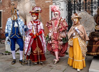 Die Kostümierten des venezianischen Karnevals vor dem Arsenale von Venedig.