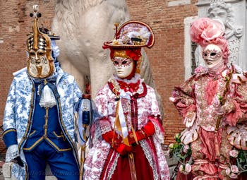 Die Kostümierten des venezianischen Karnevals vor dem Arsenale von Venedig.