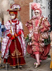 Die Kostümierten des venezianischen Karnevals vor dem Arsenale von Venedig.