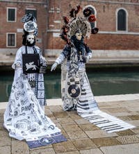 Die Kostümierten des venezianischen Karnevals vor dem Arsenale von Venedig.