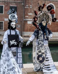 Die Kostümierten des venezianischen Karnevals vor dem Arsenale von Venedig.