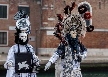 Die Kostümierten des venezianischen Karnevals vor dem Arsenale von Venedig.