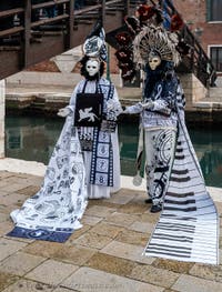 Die Kostümierten des venezianischen Karnevals vor dem Arsenale von Venedig.