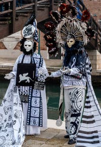 Die Kostümierten des venezianischen Karnevals vor dem Arsenale von Venedig.