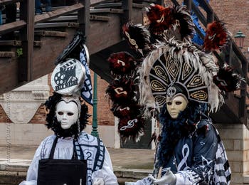 Die Kostümierten des venezianischen Karnevals vor dem Arsenale von Venedig.