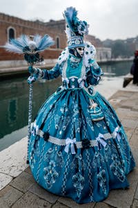 Die Kostümierten des venezianischen Karnevals vor dem Arsenale von Venedig.