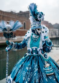 Die Kostümierten des venezianischen Karnevals vor dem Arsenale von Venedig.