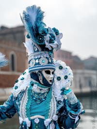 Die Kostümierten des venezianischen Karnevals vor dem Arsenale von Venedig.