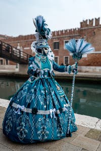 Die Kostümierten des venezianischen Karnevals vor dem Arsenale von Venedig.