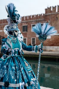 Die Kostümierten des venezianischen Karnevals vor dem Arsenale von Venedig.