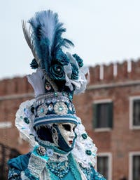 Die Kostümierten des venezianischen Karnevals vor dem Arsenale von Venedig.