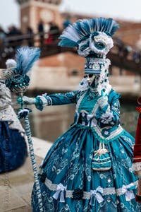 Die Kostümierten des venezianischen Karnevals vor dem Arsenale von Venedig.