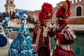 Die Kostümierten des venezianischen Karnevals vor dem Arsenale von Venedig.