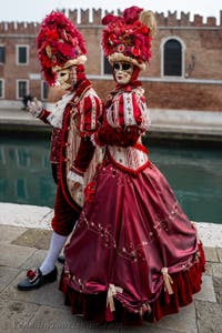 Die Kostümierten des venezianischen Karnevals vor dem Arsenale von Venedig.