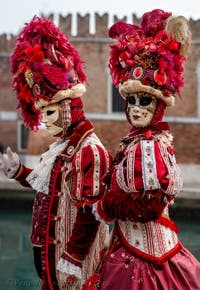 Die Kostümierten des venezianischen Karnevals vor dem Arsenale von Venedig.