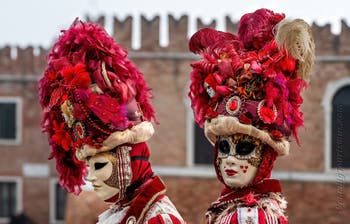 Die Kostümierten des venezianischen Karnevals vor dem Arsenale von Venedig.