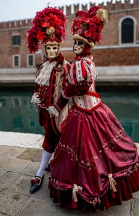 Die Kostümierten des venezianischen Karnevals vor dem Arsenale von Venedig.