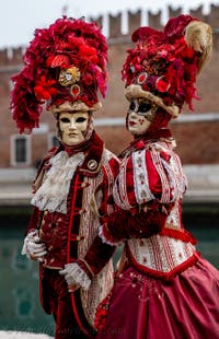 Die Kostümierten des venezianischen Karnevals vor dem Arsenale von Venedig.