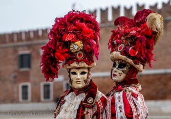 Die Kostümierten des venezianischen Karnevals vor dem Arsenale von Venedig.