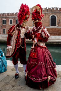 Die Kostümierten des venezianischen Karnevals vor dem Arsenale von Venedig.