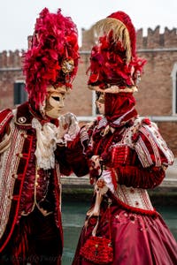 Die Kostümierten des venezianischen Karnevals vor dem Arsenale von Venedig.