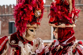 Die Kostümierten des venezianischen Karnevals vor dem Arsenale von Venedig.