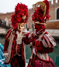 Die Kostümierten des venezianischen Karnevals vor dem Arsenale von Venedig.