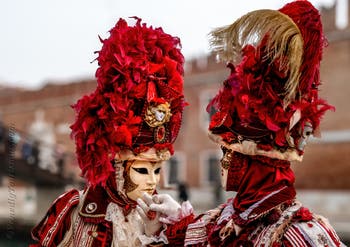 Die Kostümierten des venezianischen Karnevals vor dem Arsenal von Venedig.