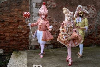 Die Kostümierten des venezianischen Karnevals vor dem Arsenale von Venedig.