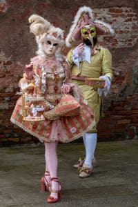 Die Kostümierten des venezianischen Karnevals vor dem Arsenale von Venedig.