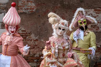 Die Kostümierten des venezianischen Karnevals vor dem Arsenale von Venedig.