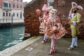 Die Kostümierten des venezianischen Karnevals vor dem Arsenale von Venedig.