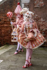 Die Kostümierten des venezianischen Karnevals vor dem Arsenale von Venedig.