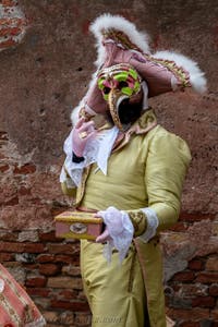 Die Kostümierten des venezianischen Karnevals vor dem Arsenale von Venedig.