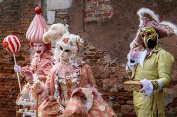 Die Kostümierten des venezianischen Karnevals vor dem Arsenale von Venedig.