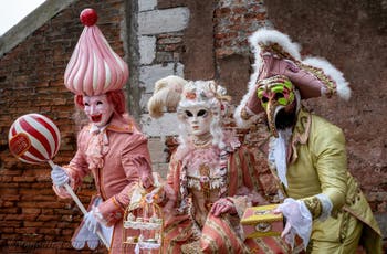 Die Kostümierten des venezianischen Karnevals vor dem Arsenale von Venedig.