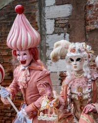 Die Kostümierten des venezianischen Karnevals vor dem Arsenale von Venedig.