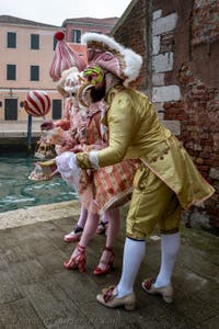 Die Kostümierten des venezianischen Karnevals vor dem Arsenale von Venedig.